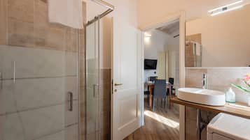 Appartamento Standard, camere multiple (Via Chiappori Sestri Ponente) | Bagno | Doccia, asciugacapelli, bidet, asciugamani