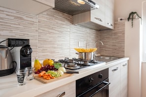 Standard Apartment, 1 Bedroom, Penyaman udara (Via Chiappori Sestri Ponente) | Dapur peribadi