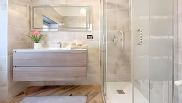 Appartamento Standard, camere multiple (Via D'Andrade Sestri Ponente) | Bagno | Doccia, asciugacapelli, bidet, asciugamani