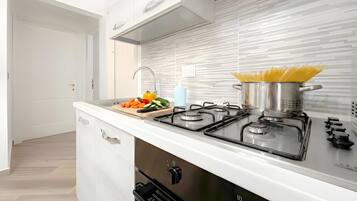 Appartamento Standard, camere multiple (Via D'Andrade Sestri Ponente) | Cucina privata | Frigorifero, microonde, forno, piano cottura