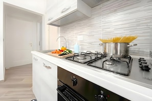 Standard Apartment, Multiple Bedrooms (Via D'Andrade Sestri Ponente) | Dapur peribadi | Peti sejuk, ketuhar gelombang mikro, ketuhar, dapur 