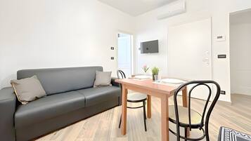 Standard-Apartment, Mehrere Schlafzimmer (Via D'Andrade Sestri Ponente) | Wohnbereich | Flachbildfernseher