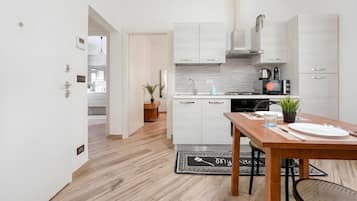 Appartamento Standard, camere multiple (Via D'Andrade Sestri Ponente) | Cucina privata | Frigorifero, microonde, forno, piano cottura