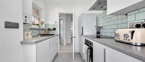 Réfrigérateur, four à micro-ondes, un four, surface de cuisson
