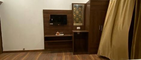 Club Room, City View | Desk, free WiFi, bed sheets