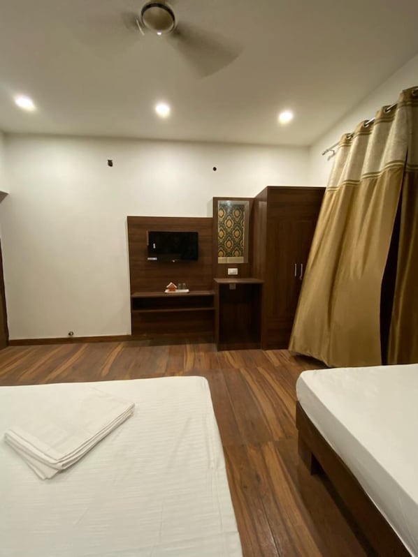 Escritorio, wifi gratis y ropa de cama
