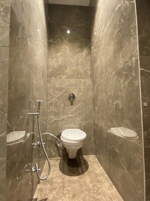 Habitación Club, vistas a la ciudad | Baño | Ducha, artículos de higiene personal gratuitos y toallas
