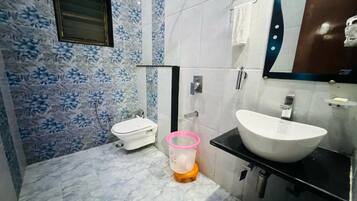 Deluxe Double Room, City View | Bathroom