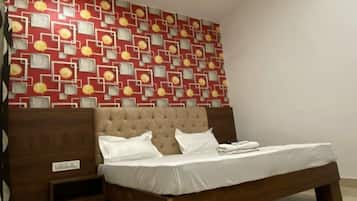 Escritorio, wifi gratis y ropa de cama