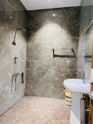 Ducha, artículos de tocador gratuitos, toallas