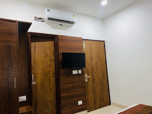 Escritorio, wifi gratis y ropa de cama