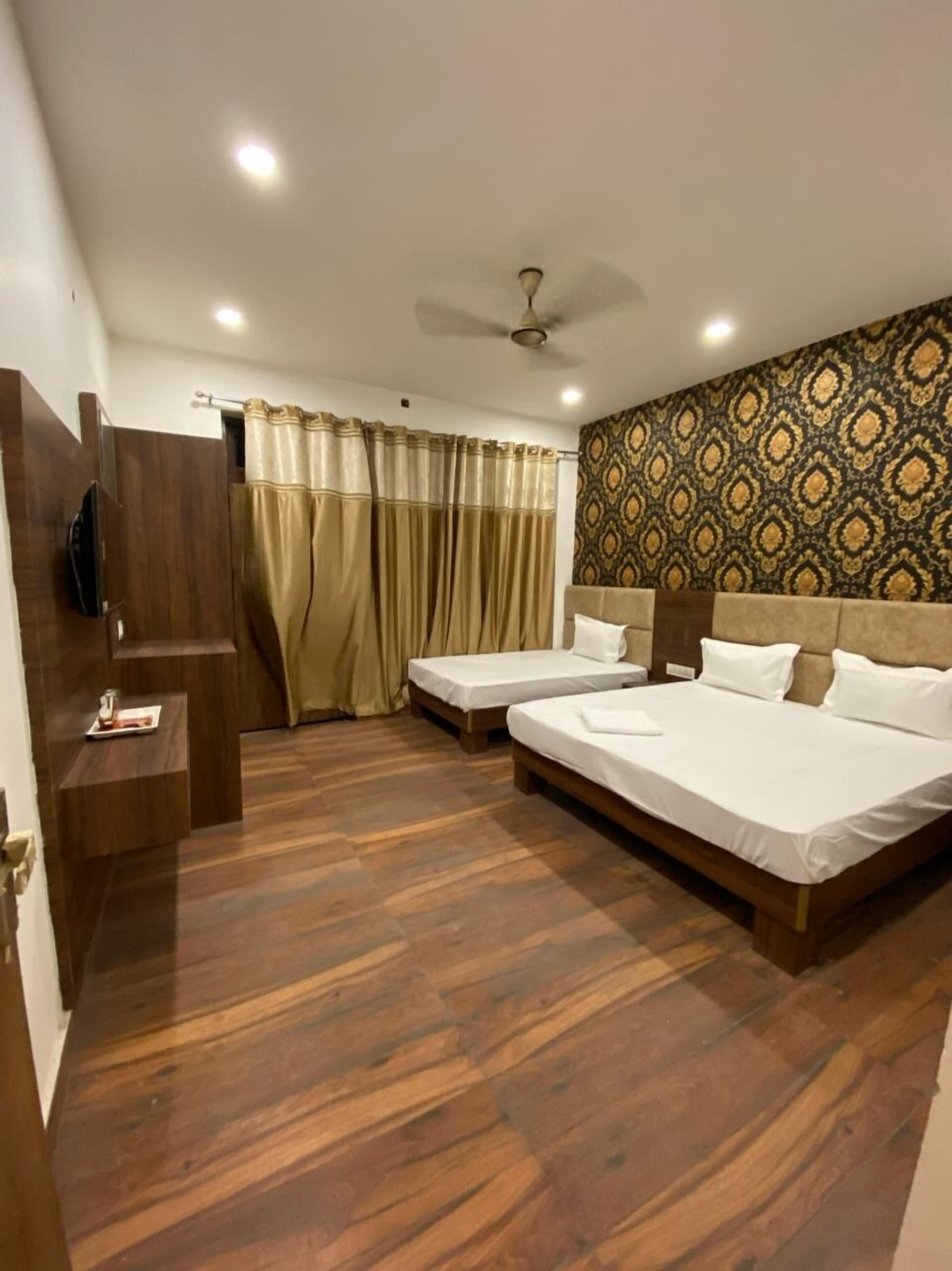 Club Room, City View | Desk, free WiFi, bed sheets