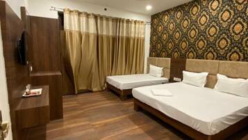 Club Room, City View | Desk, free WiFi, bed sheets