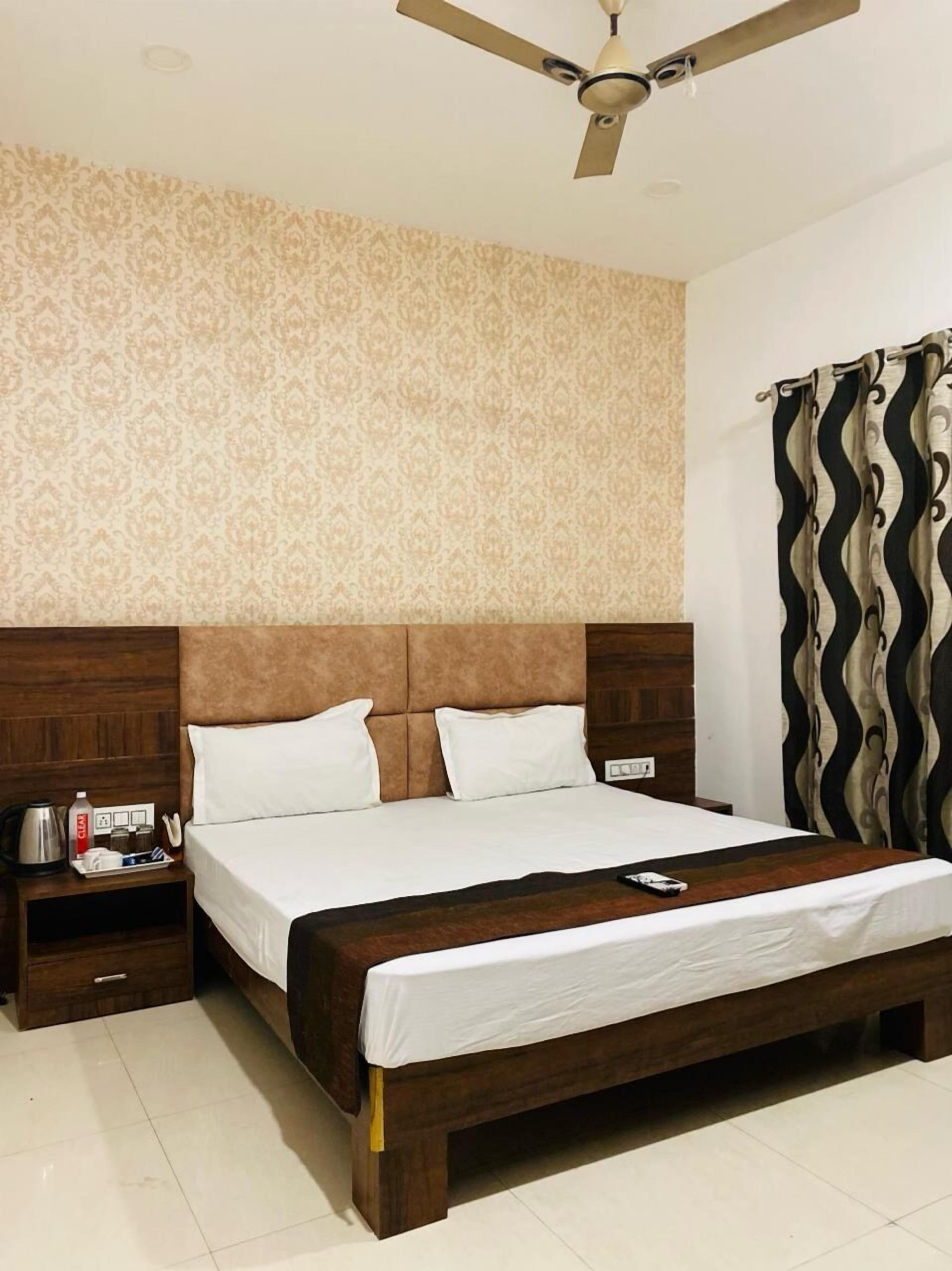 Escritorio, wifi gratis y ropa de cama 