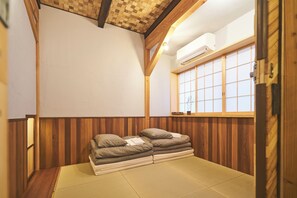 A traditional Japanese room with tatami flooring, a low wooden bed, a shoji screen, and a ceiling with exposed beams. - 8 people OK / 1 building rental / 16 min. from Univa and Namba, 20 min. from Osaka Umeda / 4 min. from nearest station / Family groups welcome (大阪府大阪市此花区四貫島)