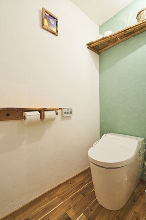 Shower, hair dryer, bidet, towels - Vrbo Property (大阪府大阪市此花区四貫島)
