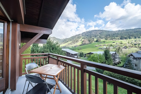 Outdoor dining. Cozy, Quiet Apartment
