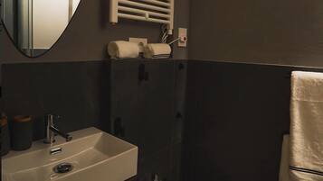 Douche, sĂšche-cheveux, bidet, serviettes fournies