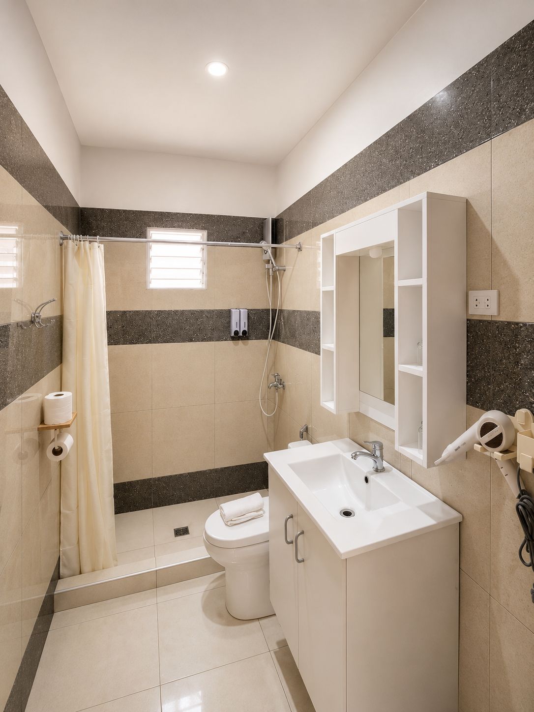 Un bagno con toilette, lavandino, doccia e specchio.