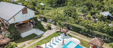 Piscine extérieure, parasols, chaises longues