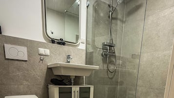 Dusche, Haartrockner, Handtücher, Seife