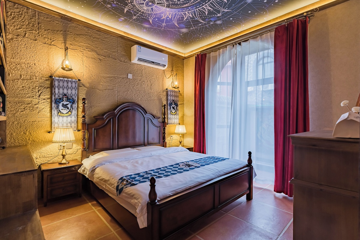 Ein Schlafzimmer mit einem hölzernen Bett, zwei Wandleuchten, einer Decke mit Sternenmuster und einem Fenster mit roten Vorhängen.