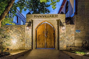 A stone archway with a wooden door and a sign above it. - Beijing Magic Villa (Tongzhou)