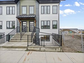 Exterior - Cozy Retreat - Home away from home (Calgary)