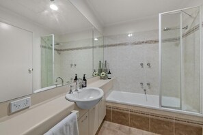 Classic Apartment, 3 Bedrooms, Patio | Bathroom - Exclusive Stays - Southbank Towers (Southbank)