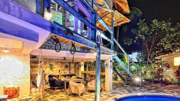 Ein mehrstufiges Außenwohnzimmer mit Pool, Sitzgelegenheiten und einer Treppe.