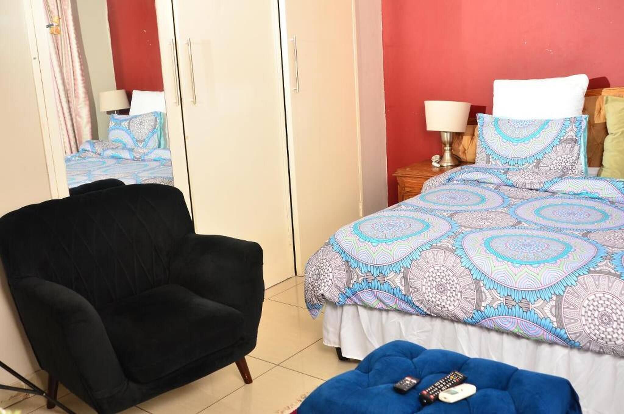 Tabla de planchar con plancha, Internet, ropa de cama