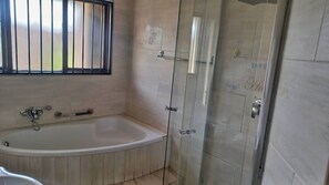 Bathroom - Quiet Suite nr ZAH & Netcare Jakaranda Hospital (Pretoria)