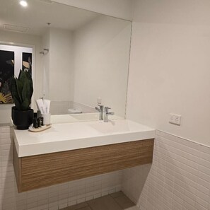 Shower, hair dryer, towels - Charming 2-Bedroom Apartment in Central Melbourne (Melbourne)