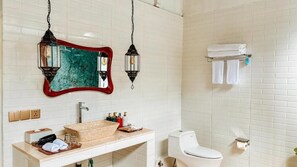 Shower, free toiletries, hair dryer, towels - Hafrana Villa by AGATA (Karangasem)