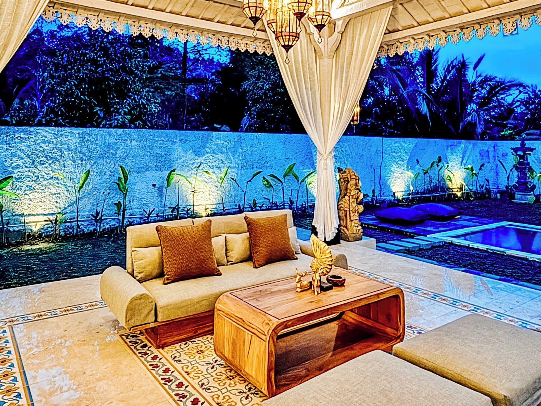 Villa, Poolblick | Wohnzimmer | 32-Zoll-Flachbildfernseher mit Kabelempfang