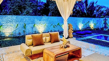 Villa, Poolblick | Wohnzimmer | 32-Zoll-Flachbildfernseher mit Kabelempfang