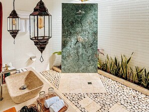 Vila, vista para a piscina | Banheiro | Chuveiro, produtos de toalete grátis, secador de cabelo 