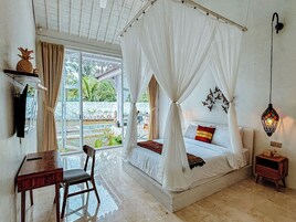 Villa, vistas a la piscina | Escritorio, wifi gratis, ropa de cama