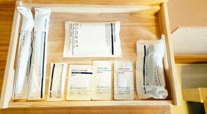 Kahden hengen deluxe-huone (kaksi sänkyä) | Kylpyhuoneen mukavuudet | Ilmaiset hygieniatuotteet, saippua, sampoo, vessapaperi