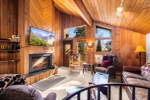 TV, fireplace - 73 Meadowlark (Whitefish)