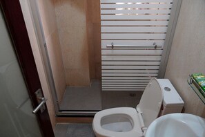 Shower, towels - Homy House (Kowloon)