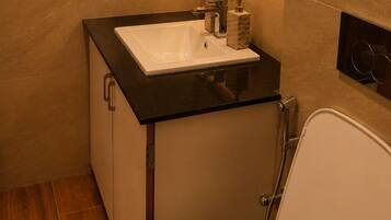 Kamar Double atau Twin Comfort, patio, pemandangan bukit | Kamar mandi | Shower, handuk, sabun, dan sampo