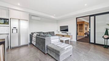 Room, 2 Bedrooms, Balcony, Garden View | Lounge