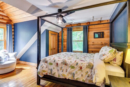 Hot Tub & Patio: Bedford Log Cabin on 10 Acres!