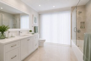 Classic Room | Bathroom | Free toiletries, hair dryer, towels, soap - Marvella Grand Hotel (Toronto)