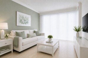 Classic Room | Living area - Marvella Grand Hotel (Toronto)