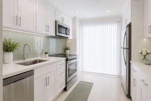 Classic Room | Private kitchen | Fridge, microwave, oven, stovetop - Marvella Grand Hotel (Toronto)