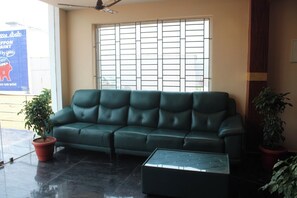 Lobby - Thenmozhi Grand Inn (NAIDUMANGALAM)