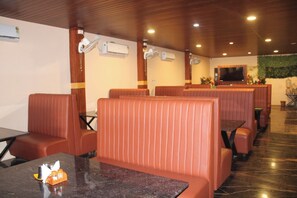 Dining - Thenmozhi Grand Inn (NAIDUMANGALAM)