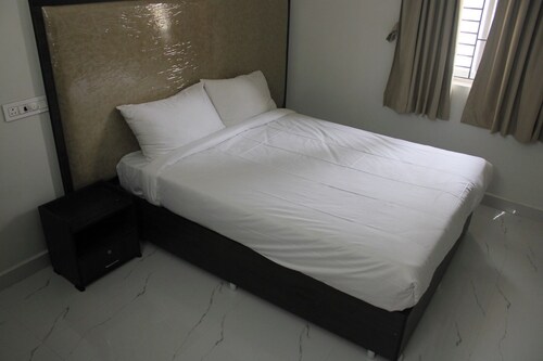 Thenmozhi Grand Inn